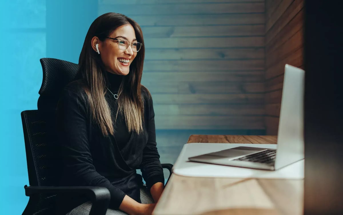 woman-at-desk-68f5114dec914